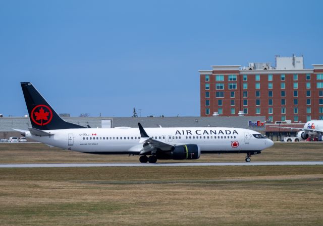 Boeing 737 MAX 8 (C-GELU) - Runway 07 arriving