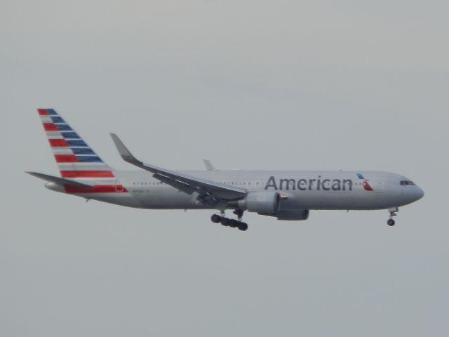 BOEING 767-300 (N373AA)