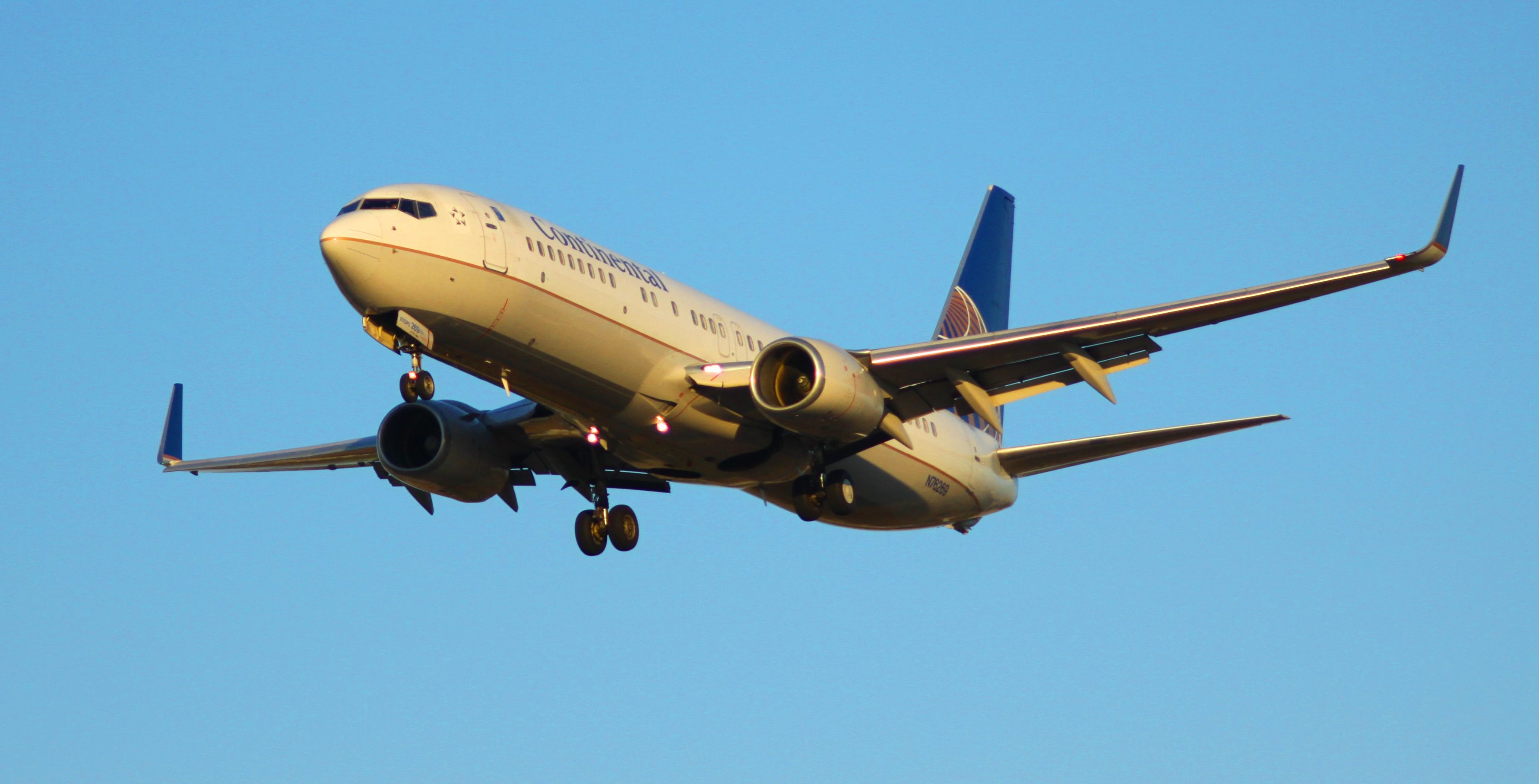 Boeing 737-700 (N76269) - Landing 30L