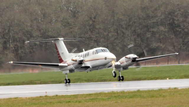 Beechcraft Super King Air 200 (N430MC) - 1981 BEECH 200 departing RWY 13 KHIO Hillsboro OR