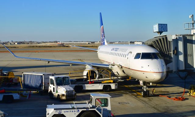 Embraer 175 (N138SY) - United Express Embraer ERJ-175LR N138SY in Chicago 