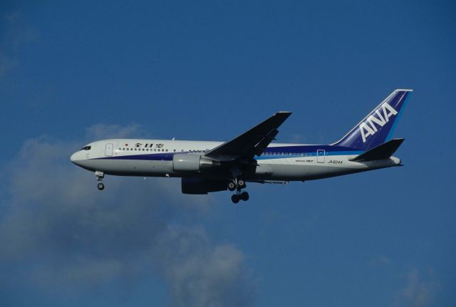 BOEING 767-200 (JA8244) - Final Approach to Tokyo-Haneda Intl Airport Rwy16L on 1996/09/16