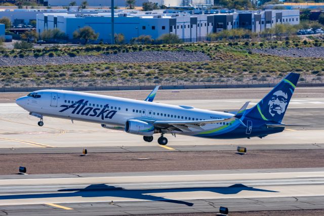 Boeing 737-900 (N307AS) - An Alaska Airlines 737-900 taking off from PHX on 2/16/23. Taken with a Canon R7 and Tamron 70-200 G2 lens.