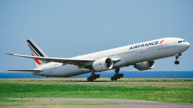 BOEING 777-300 (F-GSQR) - Taking off RW12 at FMEE