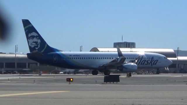 Boeing 737-800 (N518AS) - Just started its roll to Seattle