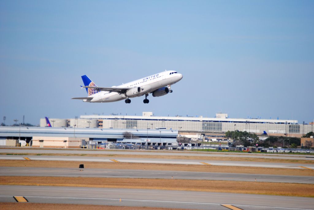 Airbus A320 (N430UA)