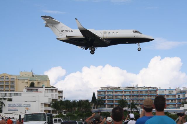 Hawker 800 (N732AA) - N732AA inbound to Princess Juliana Intl (TNCM / SXM) from Punta Cana Intl (MDPC / PUJ) on Dec 13th 2011.