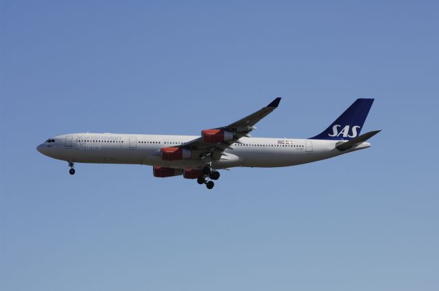 Airbus A340-300 (LN-RKF) - Final Approach to NRT Airport Runway 34L on 2011/12/12