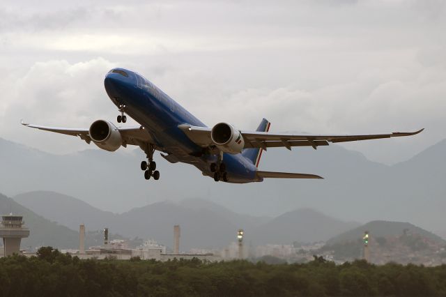 Airbus A330-300 (EI-HJS)