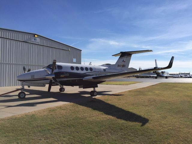 Dassault Falcon 20 (N411MH) - Beechcraft Super King Air 200