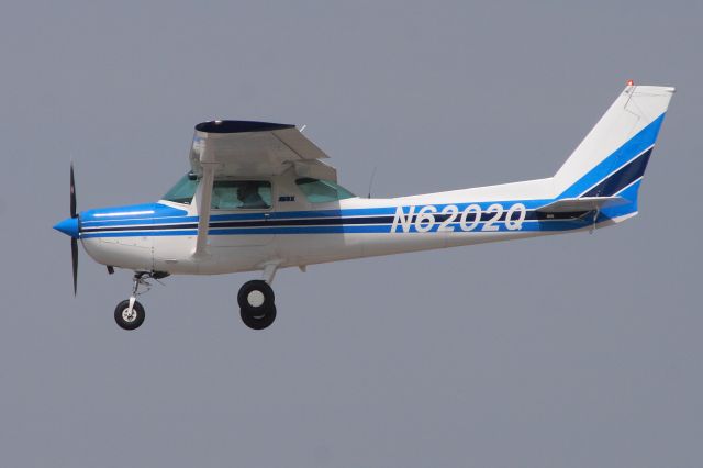 Cessna 152 (N6202Q) - Sweet looking Cessna doing touch n gos @ GMU