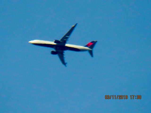 Boeing 737-900 (N898DN)