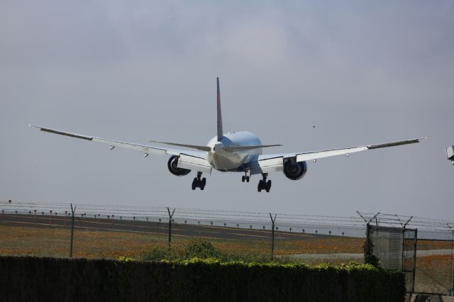 BOEING 777-200LR (N707DN)