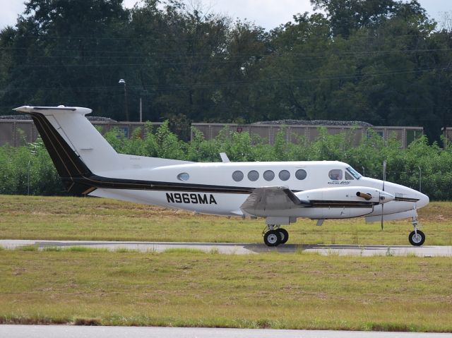 Beechcraft Super King Air 200 (N969MA) - UNIVERSAL AIR LLC arriving runway 31 - 10/4/12