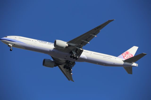 BOEING 777-300ER (B-18051)