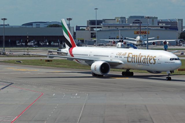 BOEING 777-300 (A6-EGO)