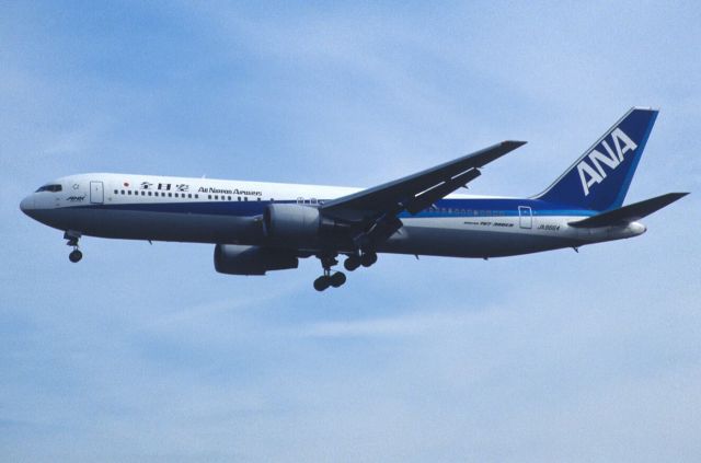 BOEING 767-300 (JA8664) - Final Approach to Narita Intl Airport Rwy34L on 1999/11/06