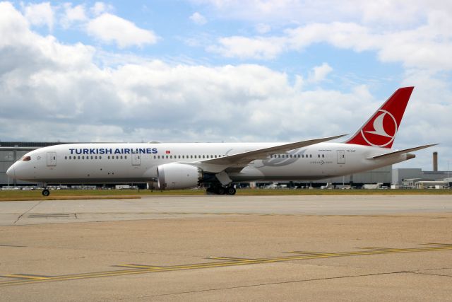 Boeing 787-9 Dreamliner (TC-LLF) - Taxiing to Stand 239 on 21-Jun-20 operating flight THY1979 from LTFM.