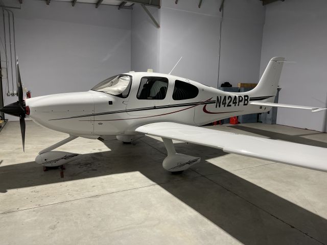 Cirrus SR-22 (N424PB) - Hangar