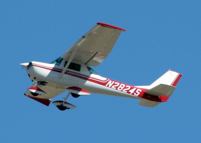 Cessna Skyhawk (N2824S) - Off of Rwy 32 at Downtown Shreveport.