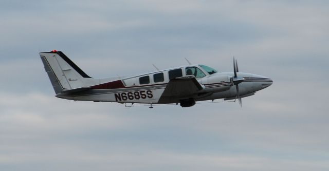 Beechcraft Baron (58) (N6685S) - Departing rwy 9 Oct of 2011...