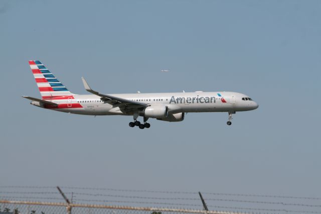 Boeing 757-200 (N198AA) - Landing at Miami