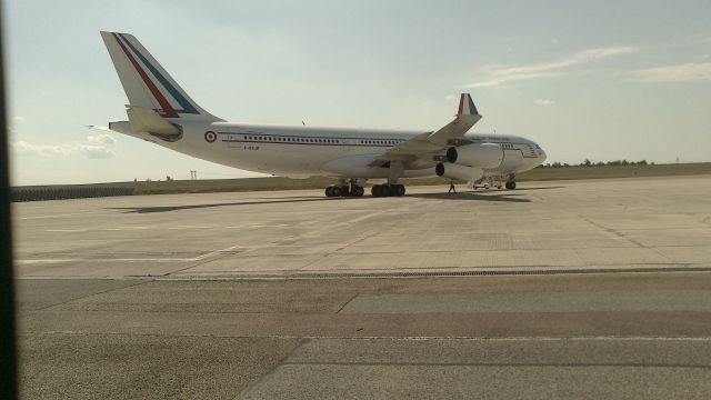 Airbus A340-200 (F-RAJB) - LAirbus A340-212 de la République Française (Présidentiel) sur le tarmac à Vatry (Partie 3)