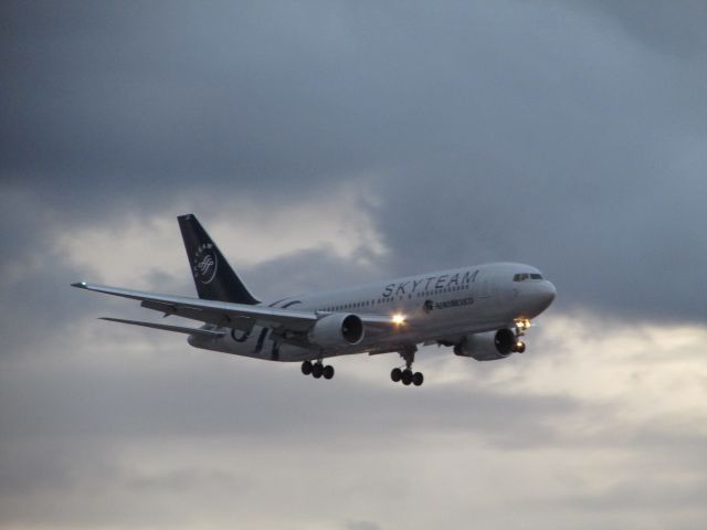 Boeing 777-200 (XA-JBC) - LANDING IN RUNWAY 05 RIGHT