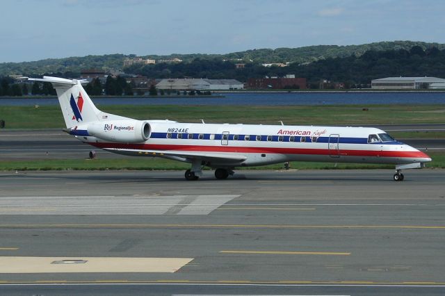 Embraer ERJ-135 (N824AE)