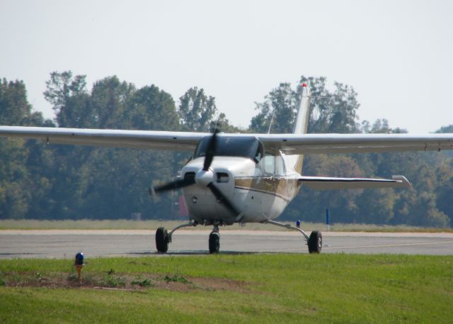 Cessna Centurion (N732BY) - Taxiing at Downtown Shreveport.