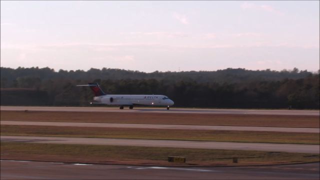 Boeing 717-200 (N920AT) - A Delta Boeing 717-200 takeoff at Raleigh-Durham Intl. Airport. This was taken from the observation deck on January 17, 2016 at 4:48 PM. This is flight 797 to DTW.