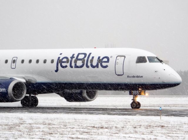 Embraer ERJ-190 (N355JB) - JetBlue 1888 arriving on a snowy day in Worcester.