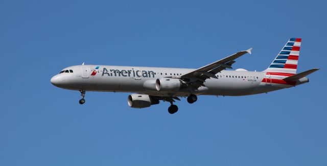 Airbus A321 (N195UW) - On final is this 2008 American Airlines Airbus A321-211 in the Winter of 2020.