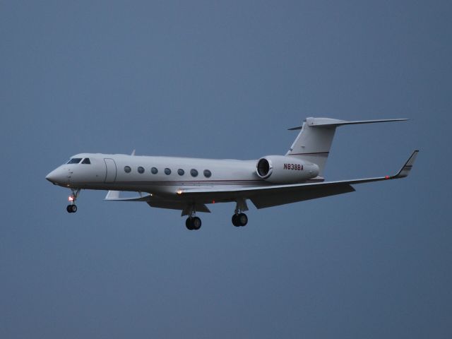 Gulfstream Aerospace Gulfstream V (N838BA) - Government bailout dollars hard at work on final for 36R - 9/19/09  Registered Owner: Bank of America