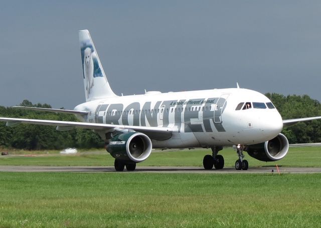 Airbus A319 (N938FR) - Getting a wave from the FO