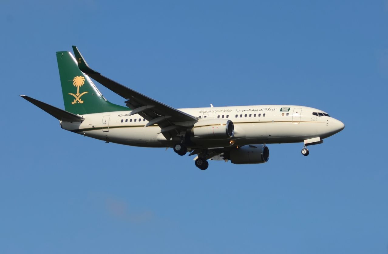 Boeing 737-700 (HZ-MF2)