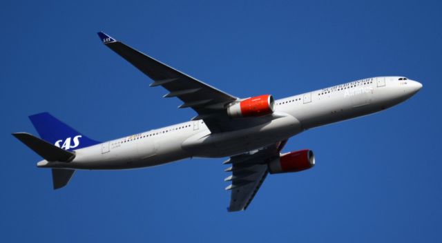 Airbus A330-300 (LN-RKN) - Backyard spotting. SAS Airbus A330 on approach to Newark Liberty International Airport.