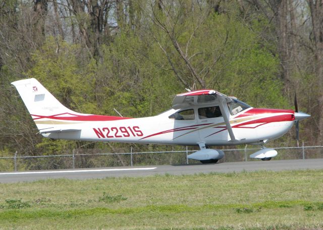 Cessna Skylane (N2291S) - Starting to roll for take off on runway 14 at the Shreveport Downtown airport.