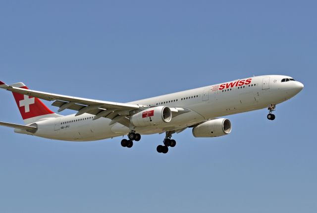 Airbus A330-300 (HB-JHJ)