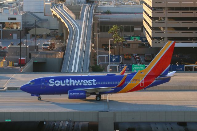 Boeing 737-700 (N7825A)