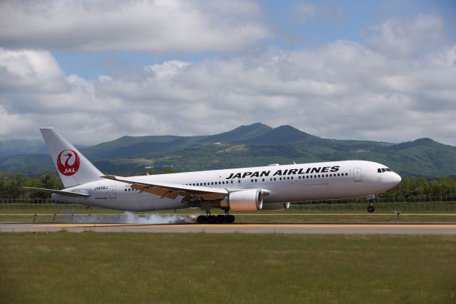 BOEING 767-300 (JA656J) - 05 June 2016:HND-HKD.