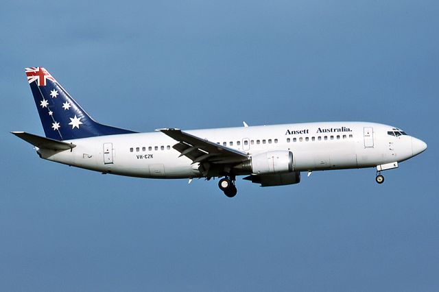 VH-CZK — - ANSETT AUSTRALIA AIRLINES - BOEING 737-377 - REG : VH-CZK (CN 23663/1323) - ADELAIDE INTERNATIONAL AIRPORT SA. AUSTRALIA - YPAD (20/7/1991)