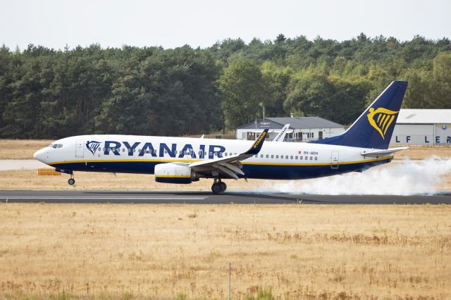 Boeing 737-800 (9H-QDH)