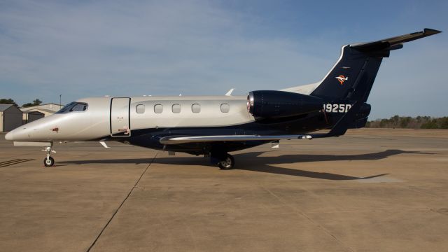 Embraer Phenom 300 (N925DT)