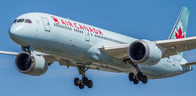 Boeing 787-9 Dreamliner (C-FNOG) - Almost overhead as this Air Canada 789 on very short finals for runway 24L at YYZ