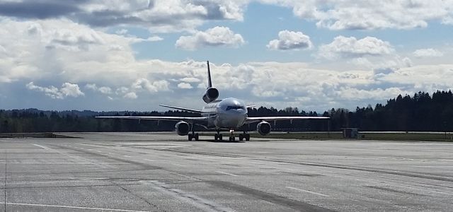 McDonnell Douglas DC-10 (N316FE) - POWER RUN ON #2 ENGINE FOR A VIBE SURVEY