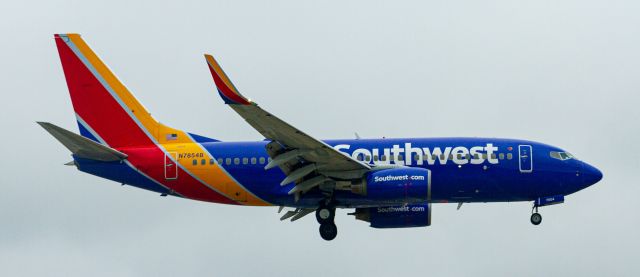 Boeing 737-700 (N7854B)
