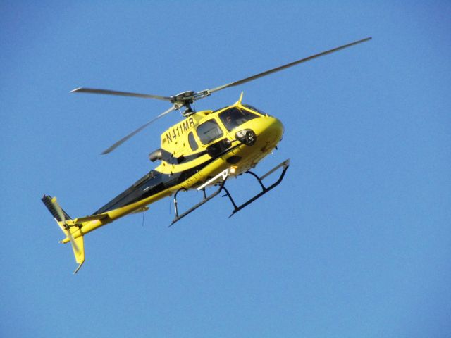 Eurocopter AS-350 AStar (N411MB) - Landing at KSNA