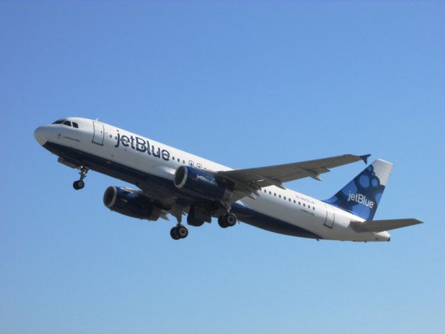 Airbus A320 (N656JB) - Taking off RWY 30