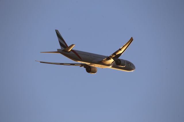 BOEING 777-300ER (A6-EPY)
